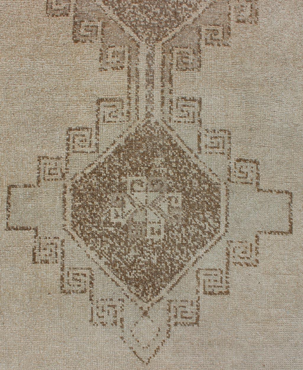 Tapis de couloir turc vintage Oushak à motif géométrique en brun clair, brun clair et taupe en vente 1