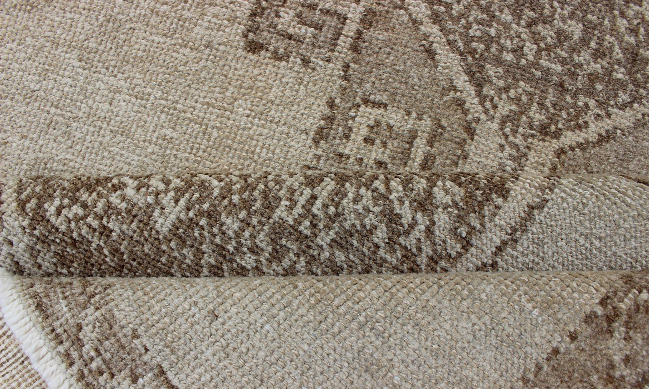Tapis de couloir turc vintage Oushak à motif géométrique en brun clair, brun clair et taupe en vente 2