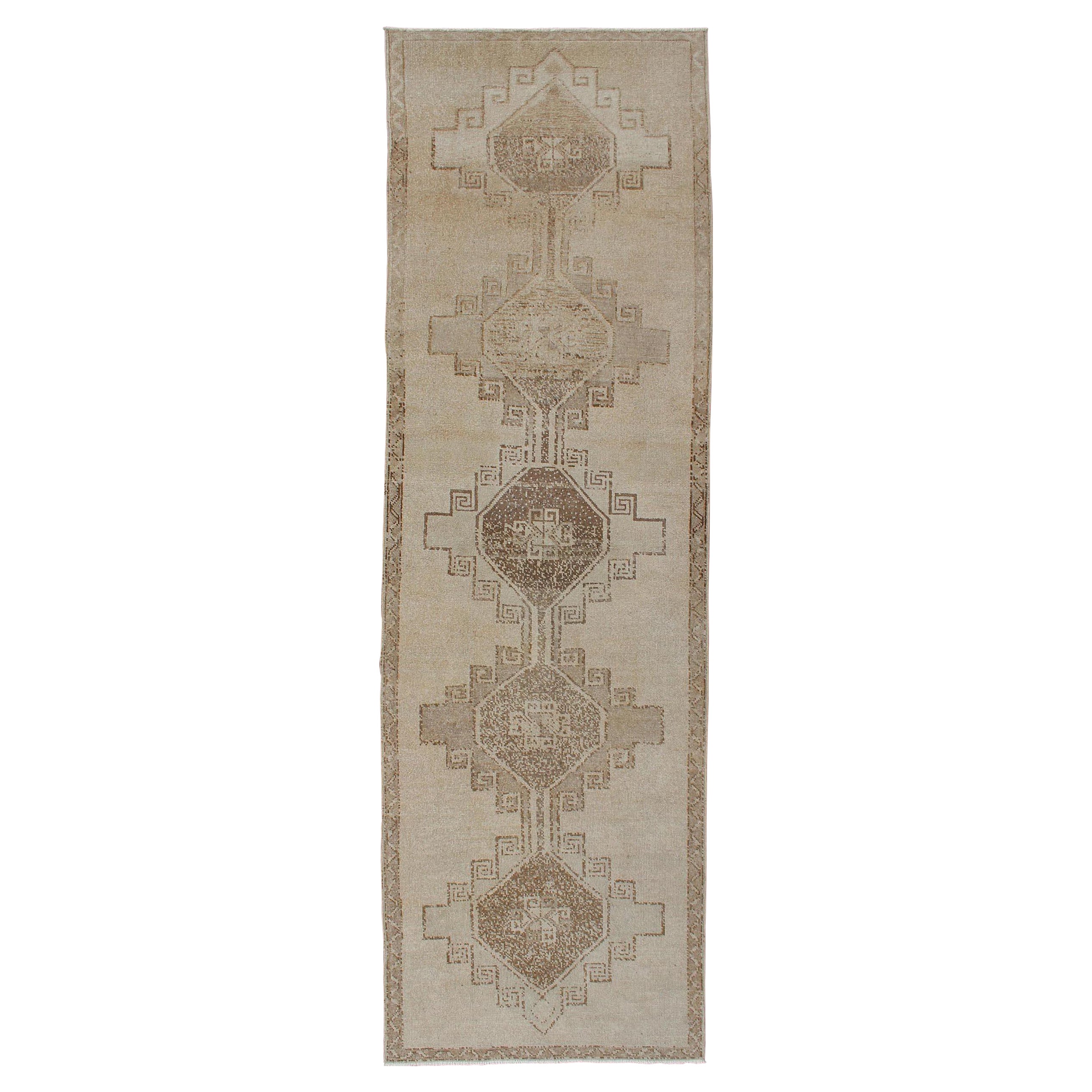 Türkischer Oushak-Läufer mit geometrischem Design in Tan, L.Brown und Taupe