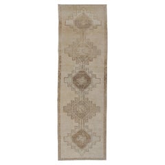 Türkischer Oushak-Läufer mit geometrischem Design in Tan, L.Brown und Taupe