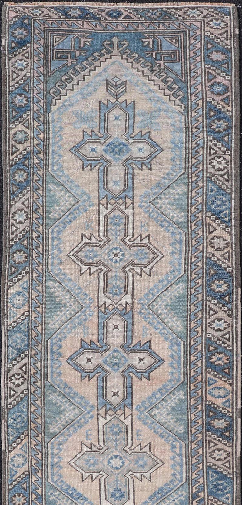 Vintage Türkisch Oushak Läufer mit geometrischen Medaillons 2'6