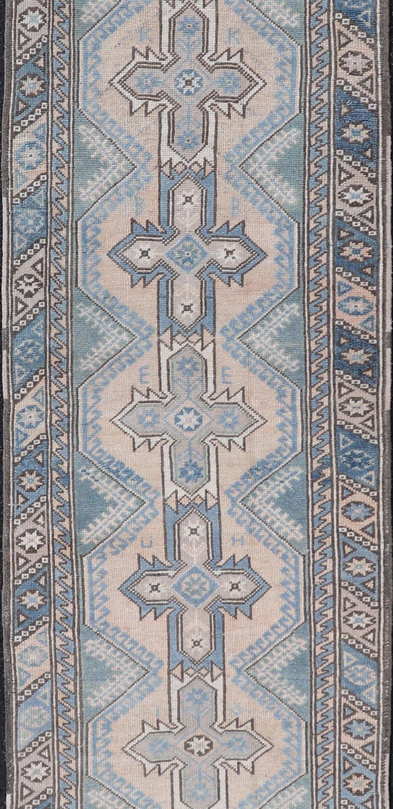 Vintage Türkisch Oushak Läufer mit geometrischen Medaillons 2'6