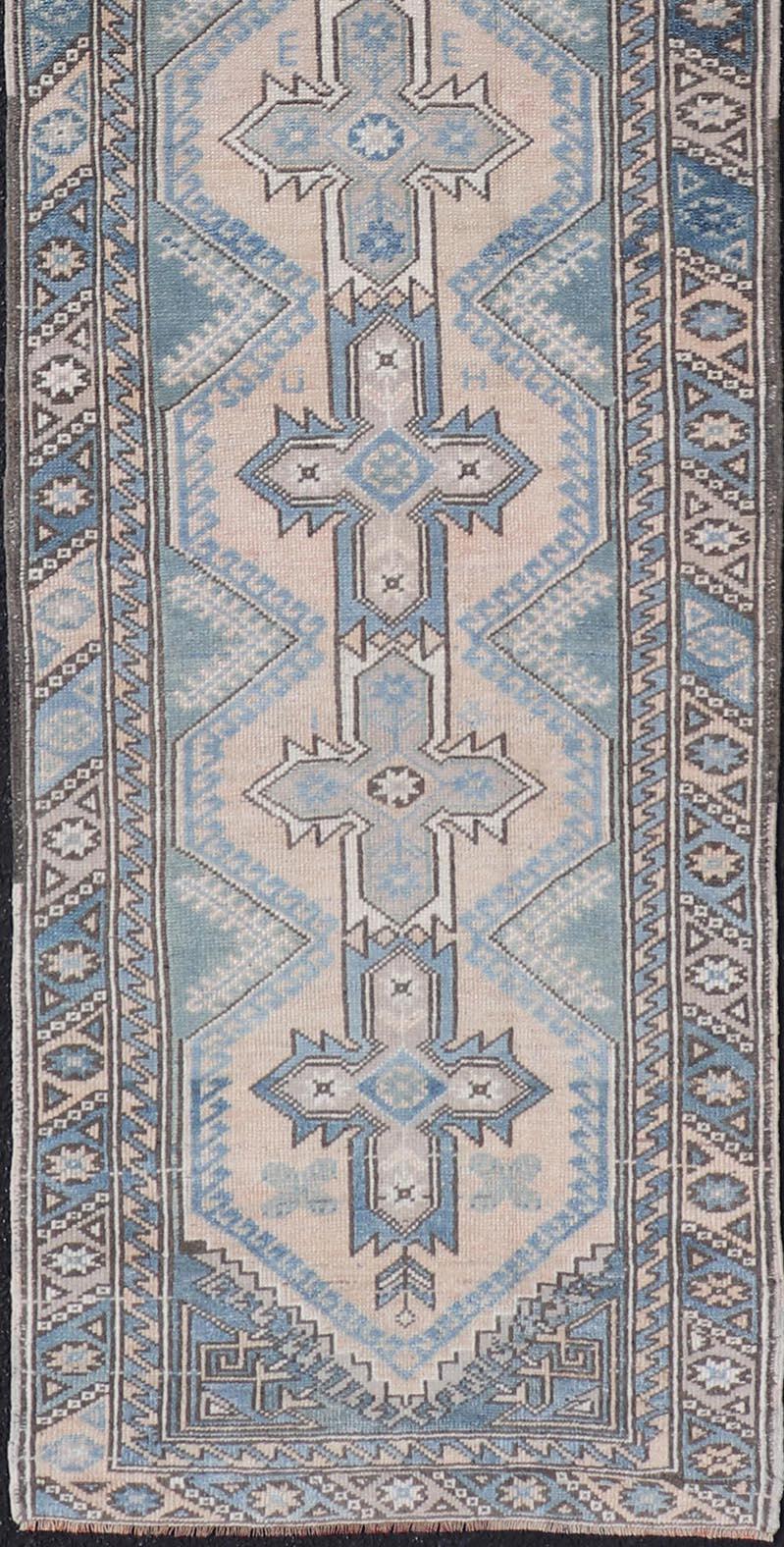 Vintage Türkisch Oushak Läufer mit geometrischen Medaillons 2'6