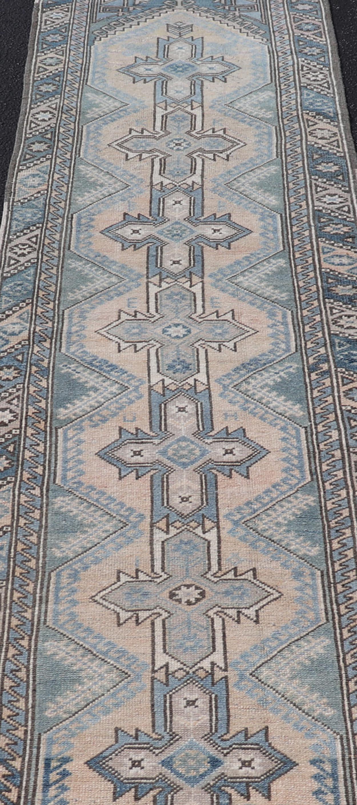 Vintage Türkisch Oushak Läufer mit geometrischen Medaillons 2'6