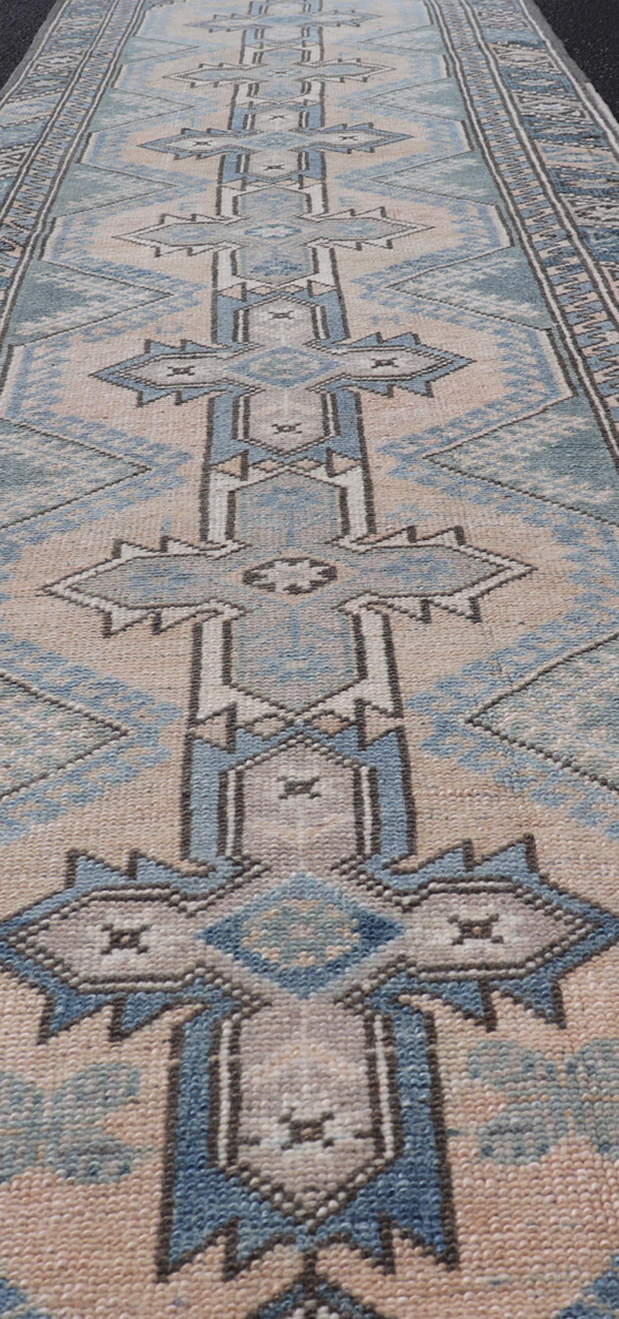 Vintage Türkisch Oushak Läufer mit geometrischen Medaillons 2'6