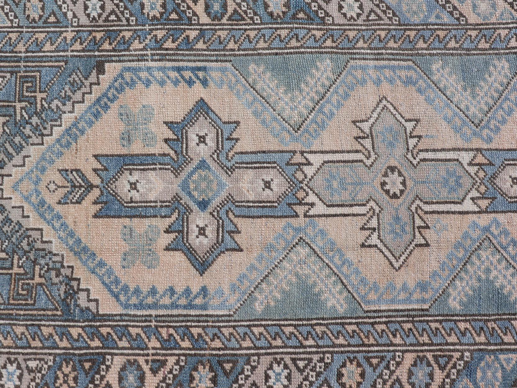 Vintage Türkisch Oushak Läufer mit geometrischen Medaillons 2'6