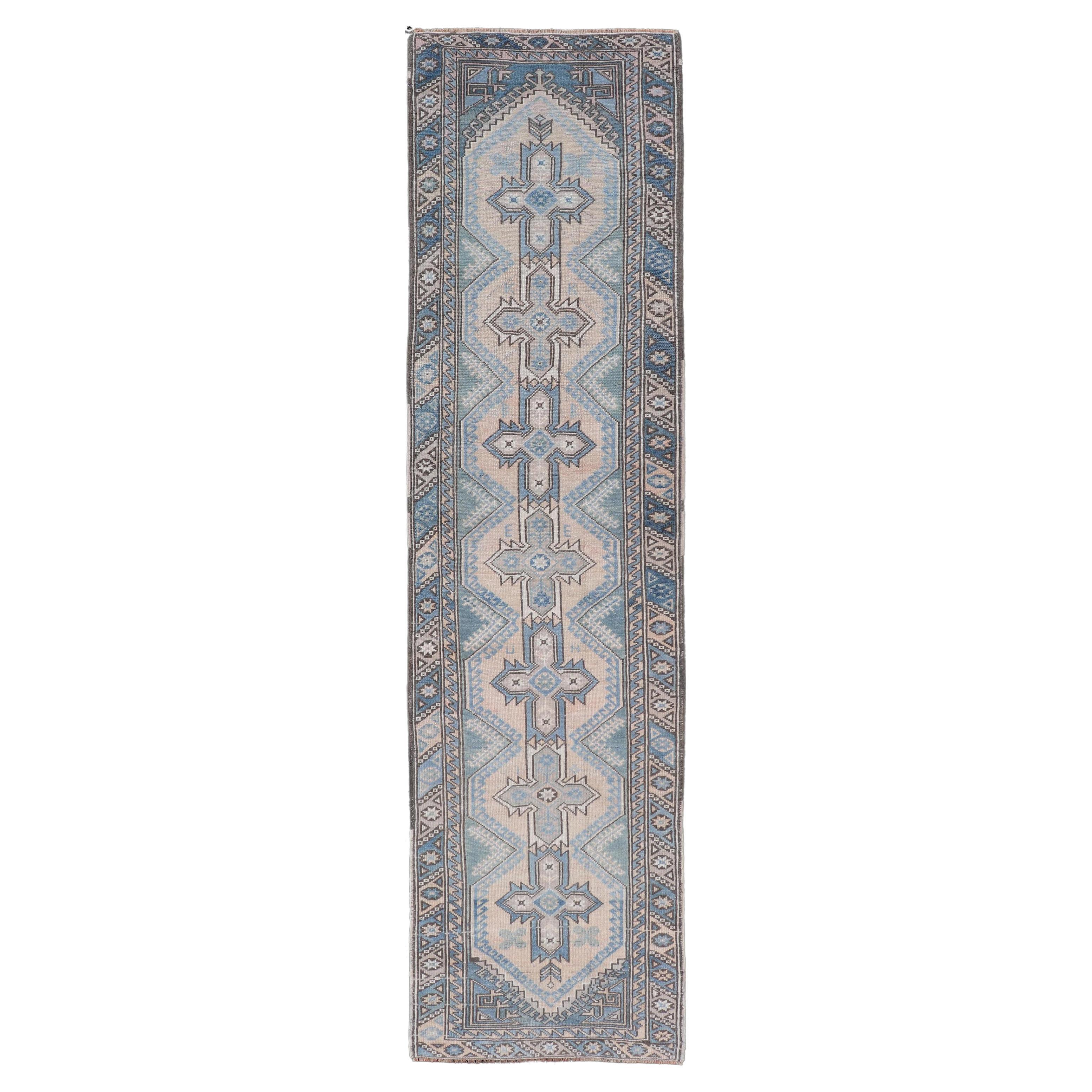 Vintage Türkisch Oushak Läufer mit geometrischen Medaillons 2'6" x 10' im Angebot