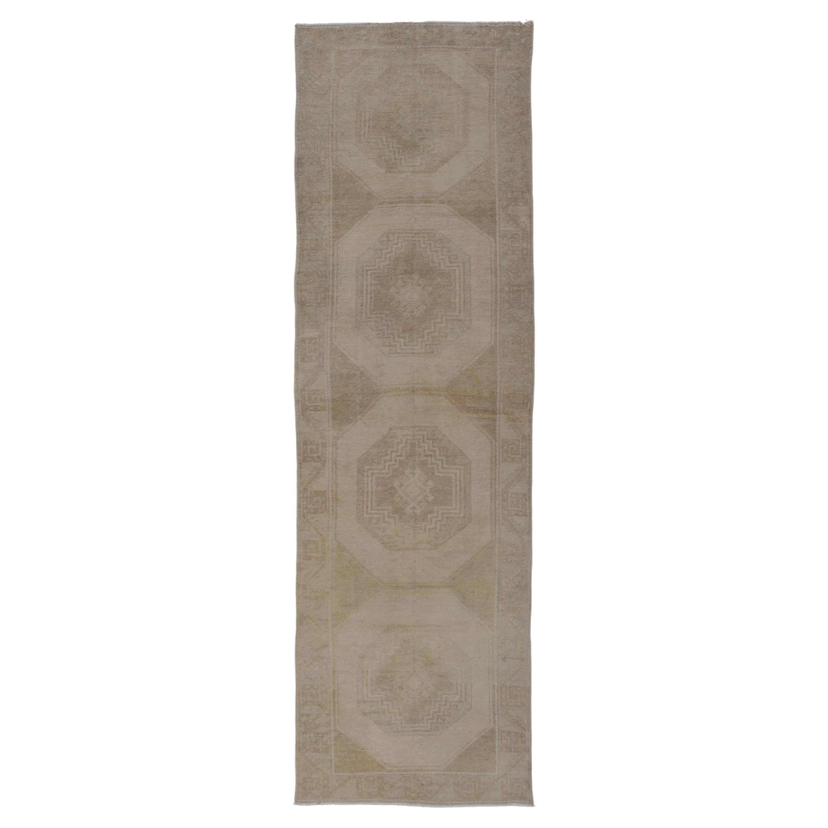 Tapis de couloir turc vintage Oushak avec médaillons géométriques dans des couleurs de terre neutres