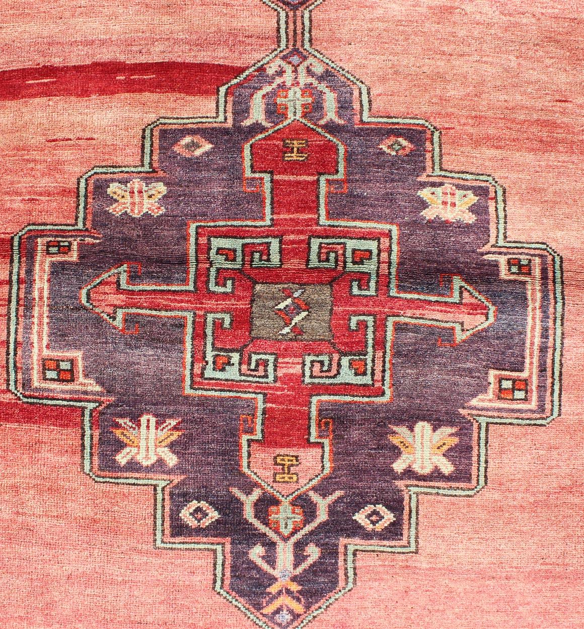 Türkischer Oushak-Läufer mit geometrischen Medaillons in Rot, Braun, Eisblau im Angebot 2