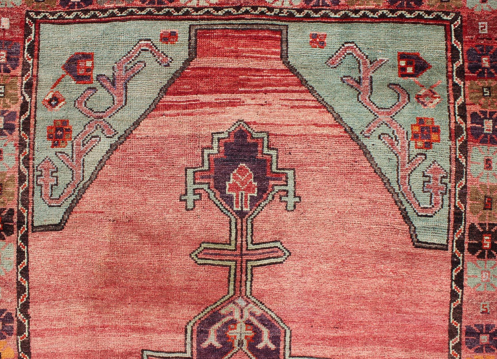 Türkischer Oushak-Läufer mit geometrischen Medaillons in Rot, Braun, Eisblau im Angebot 3