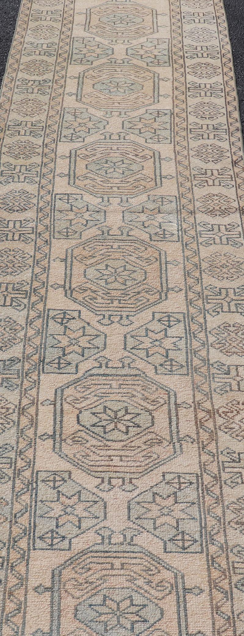 Mesures : 2'6 x 11'2 
Vintage By Oushak Runner With Geometric Medallions in Soft Color 2'6 x 11'2. Keivan Woven Arts / Tapis / EN-15797 Pays d'origine / type : Turquie / Oushak 

Ce chemin de table turc Oushak présente un mélange harmonieux de