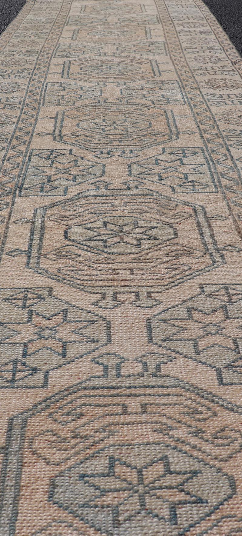 Turc Tapis de couloir turc Oushak avec médaillons géométriques de couleur douce 2'6 x 11'2 en vente