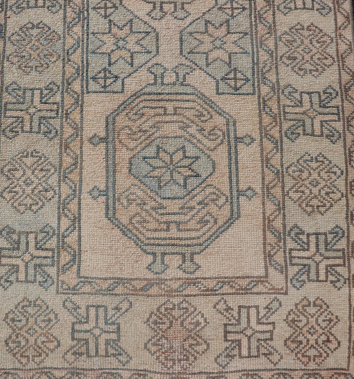 Noué à la main Tapis de couloir turc Oushak avec médaillons géométriques de couleur douce 2'6 x 11'2 en vente