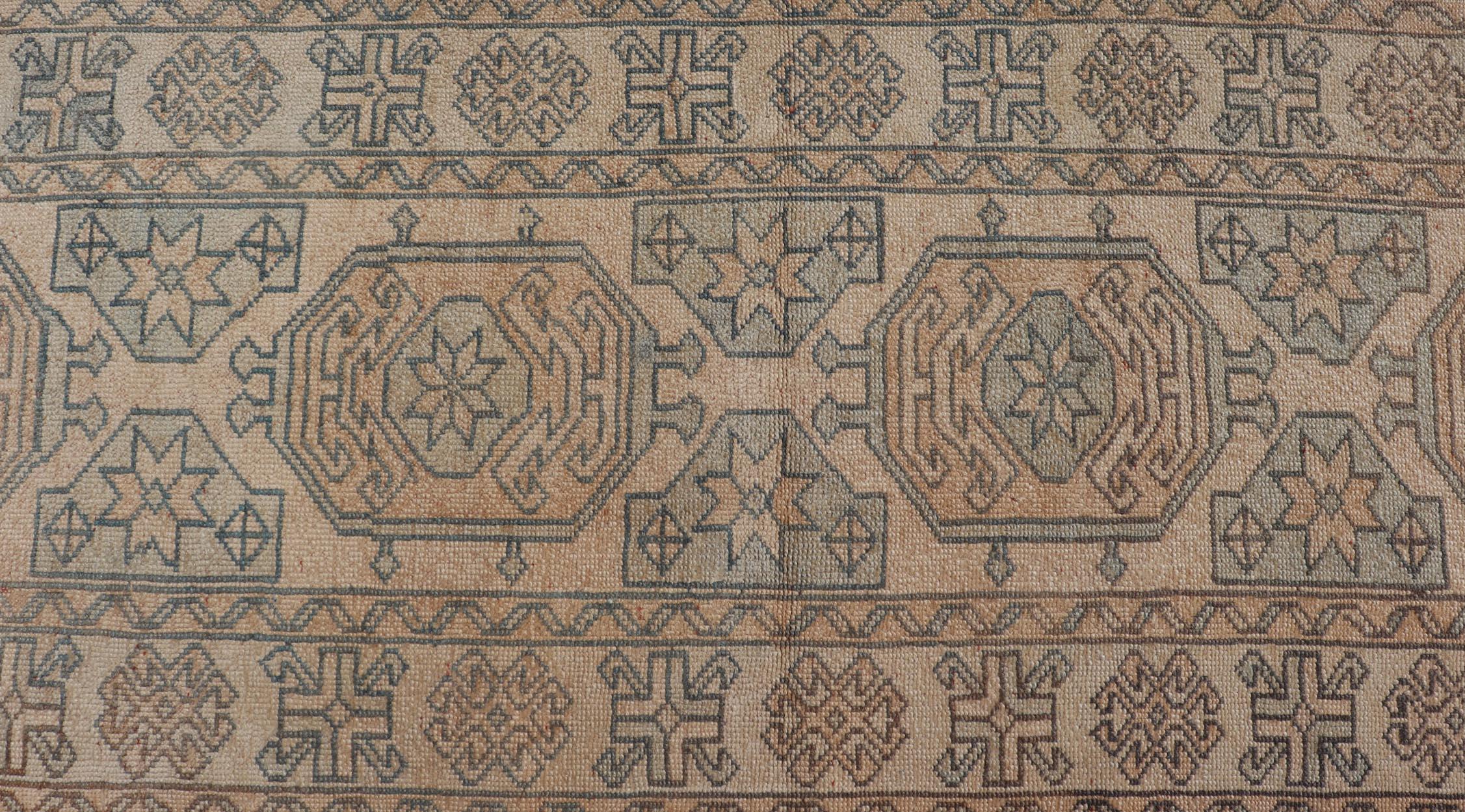 Tapis de couloir turc Oushak avec médaillons géométriques de couleur douce 2'6 x 11'2 Bon état - En vente à Atlanta, GA