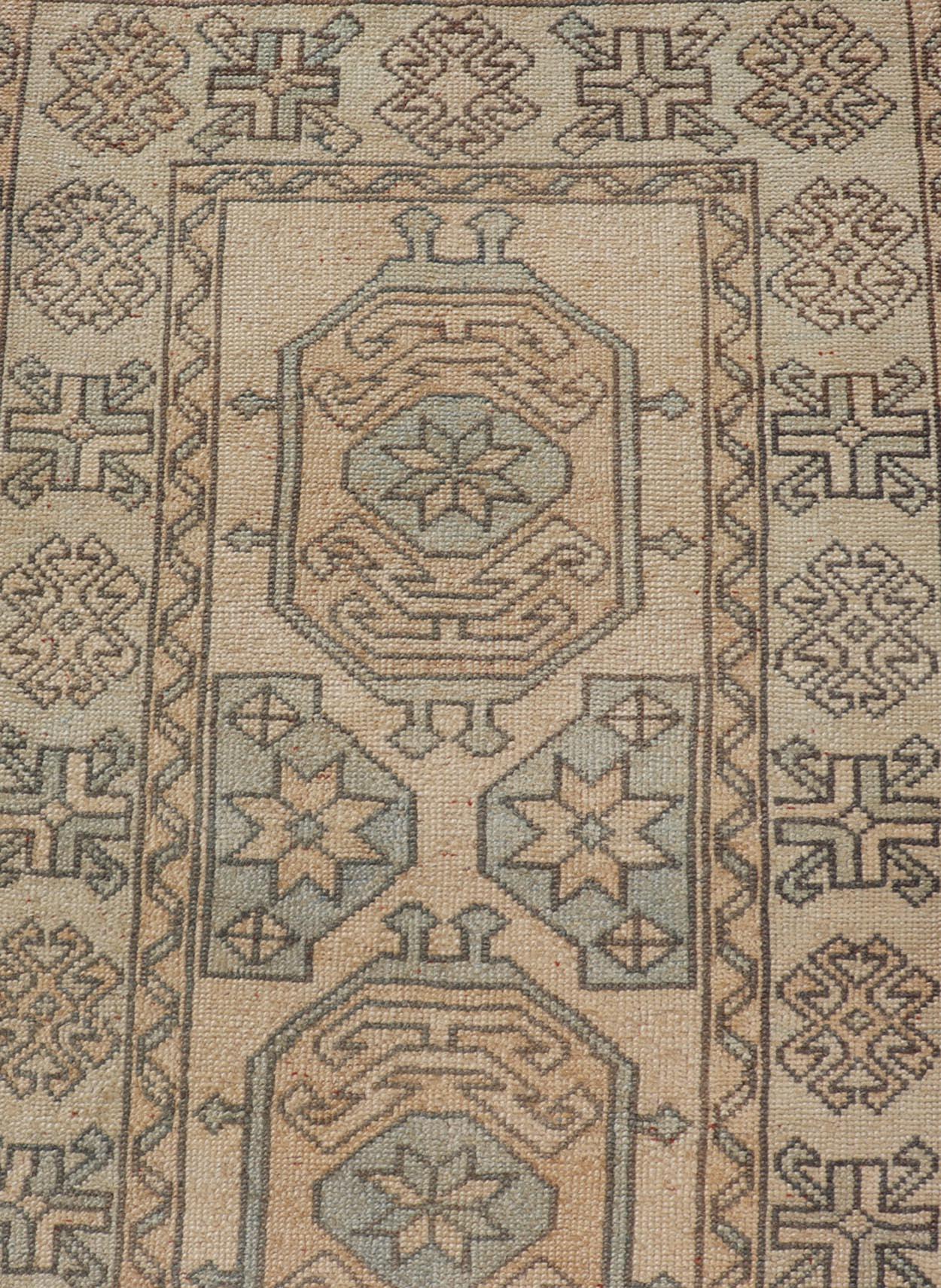 20ième siècle Tapis de couloir turc Oushak avec médaillons géométriques de couleur douce 2'6 x 11'2 en vente