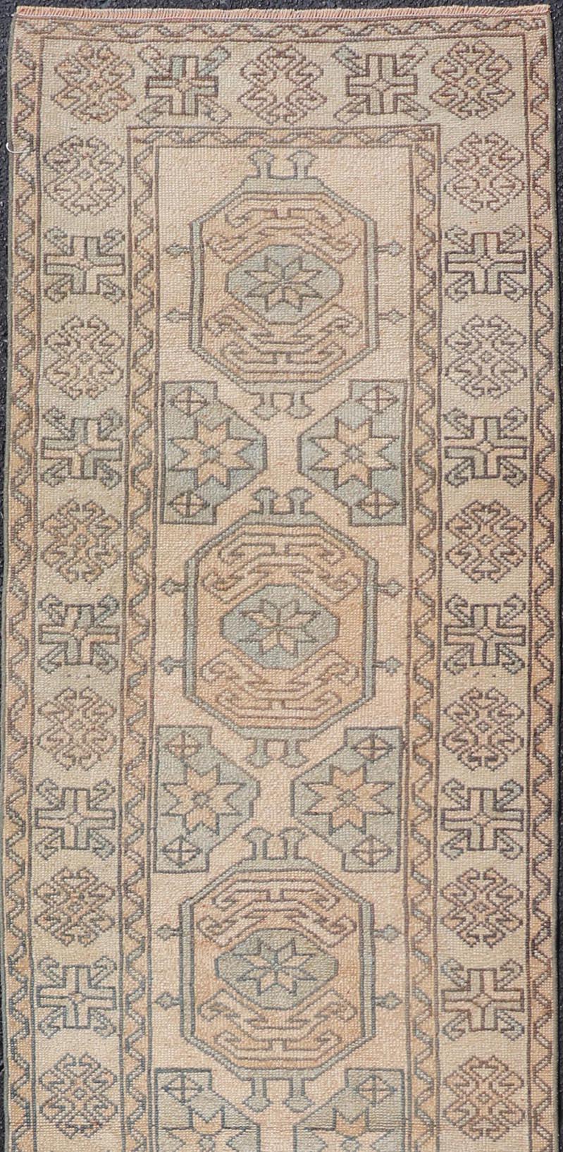 Laine Tapis de couloir turc Oushak avec médaillons géométriques de couleur douce 2'6 x 11'2 en vente