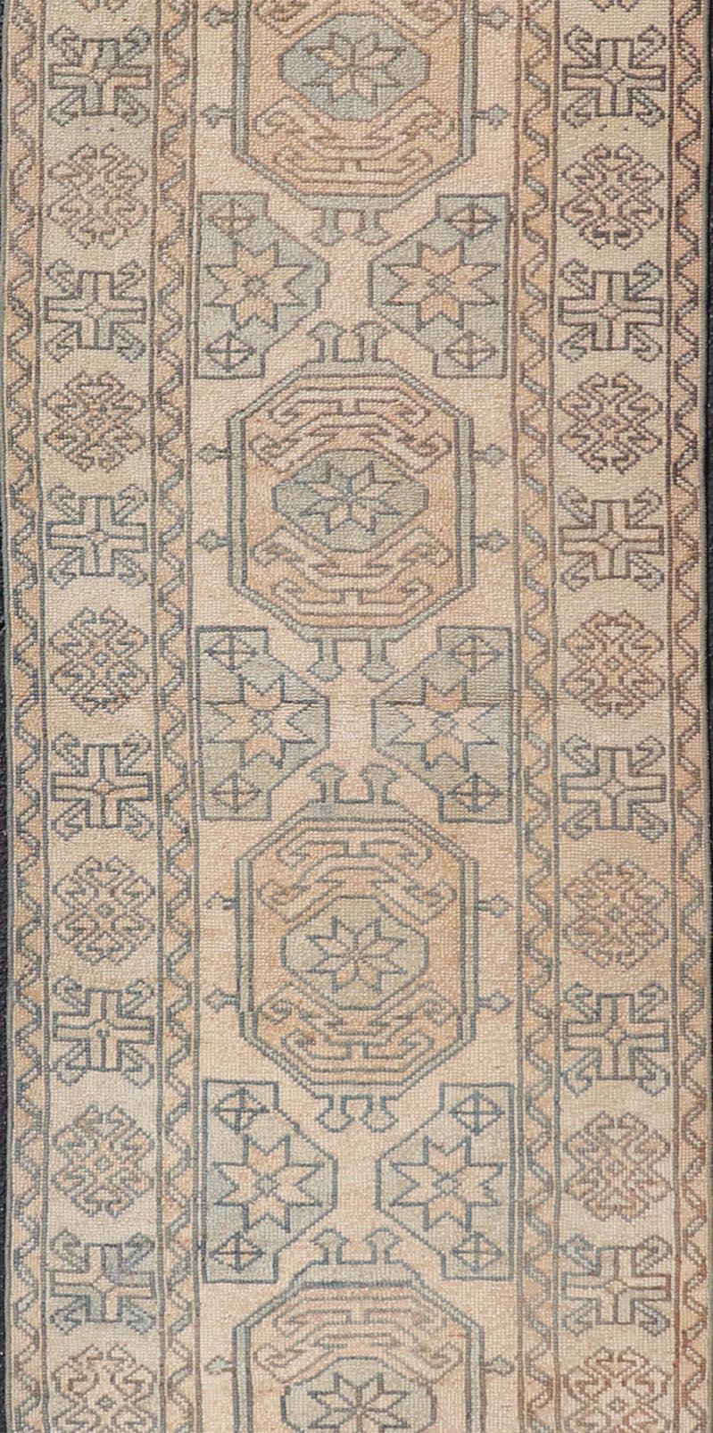 Tapis de couloir turc Oushak avec médaillons géométriques de couleur douce 2'6 x 11'2 en vente 1