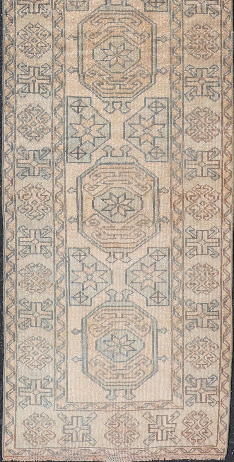 Tapis de couloir turc Oushak avec médaillons géométriques de couleur douce 2'6 x 11'2 en vente 2