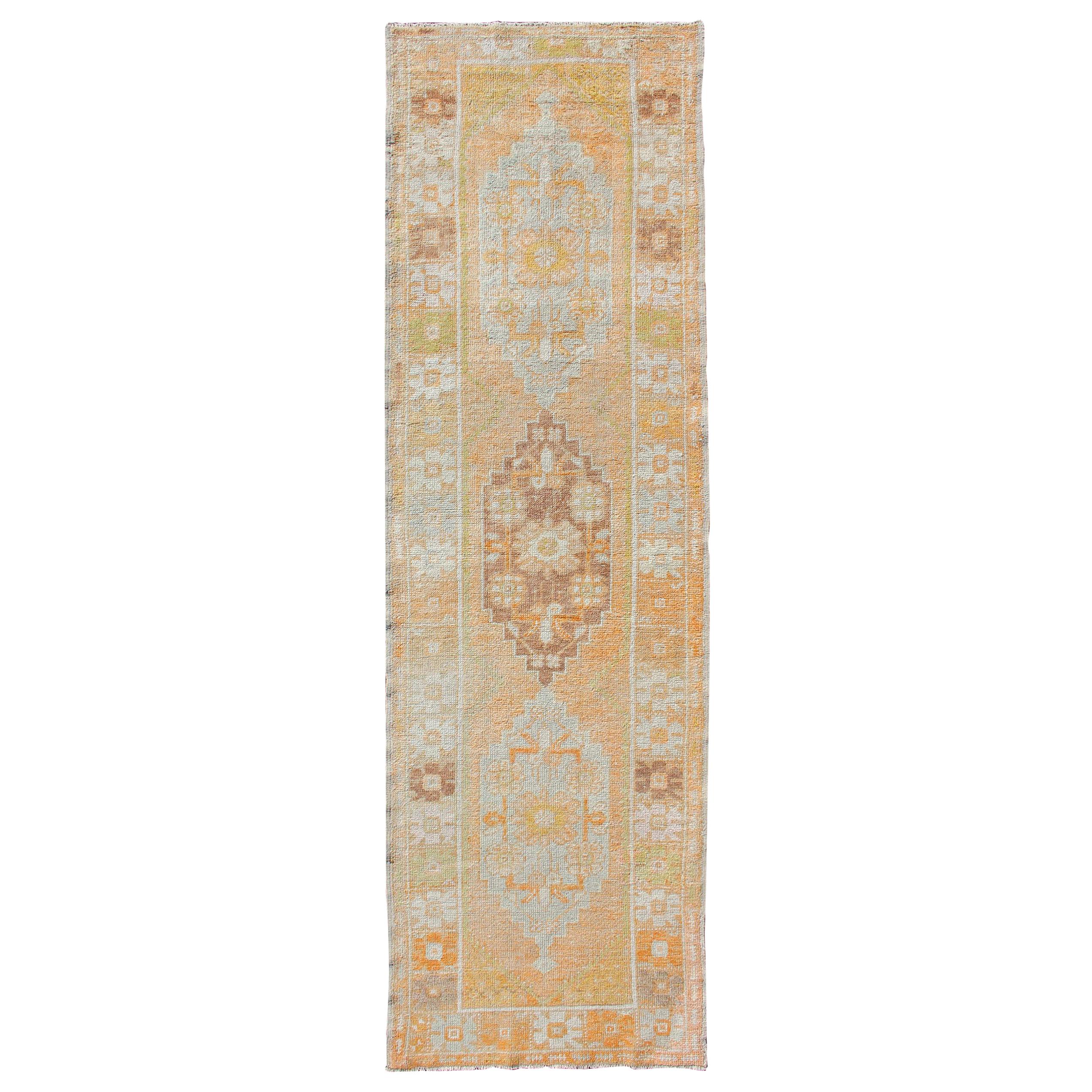 Tapis de couloir turc vintage Oushak avec médaillons géométriques en bleu clair et orange