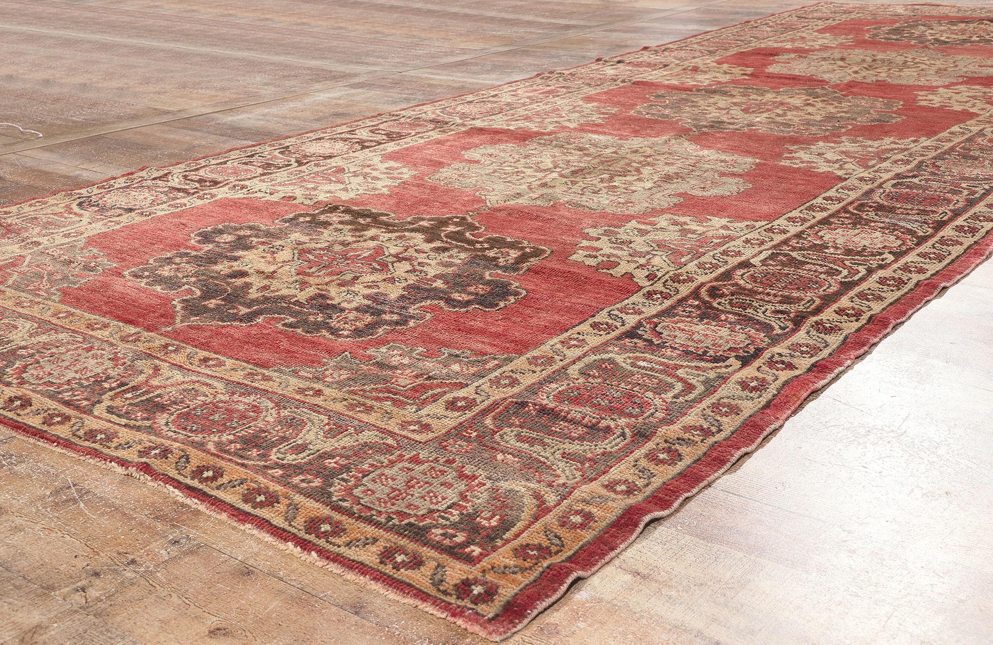Türkischer Oushak-Teppich im Vintage-Stil, Timeless Allure trifft auf rustikale erdige Eleganz im Angebot 1