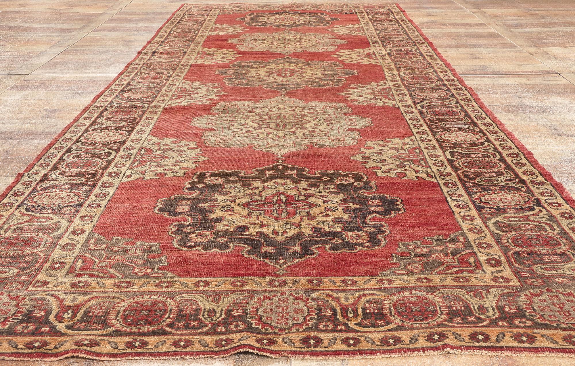 Türkischer Oushak-Teppich im Vintage-Stil, Timeless Allure trifft auf rustikale erdige Eleganz im Angebot 2