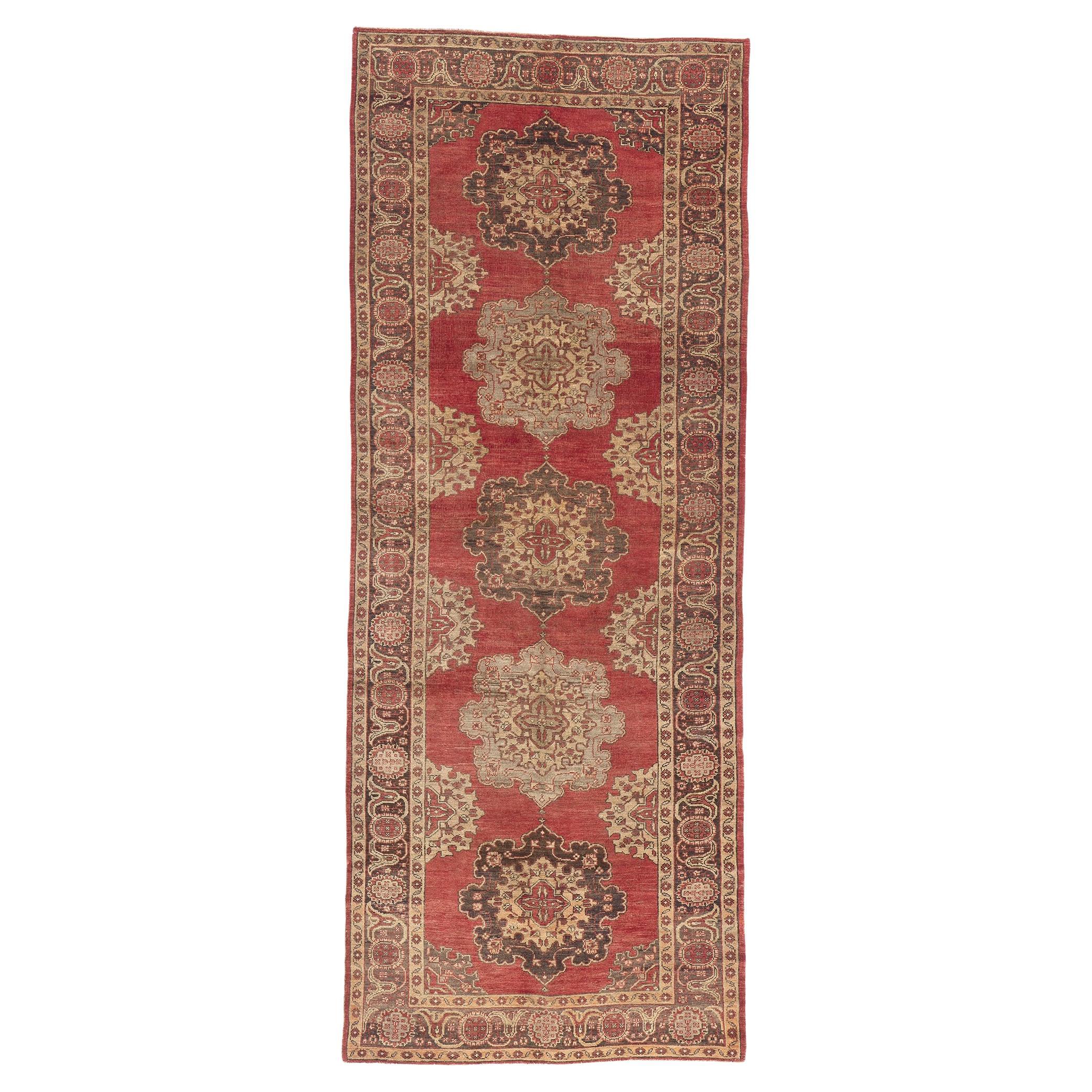 Türkischer Oushak-Teppich im Vintage-Stil, Timeless Allure trifft auf rustikale erdige Eleganz im Angebot