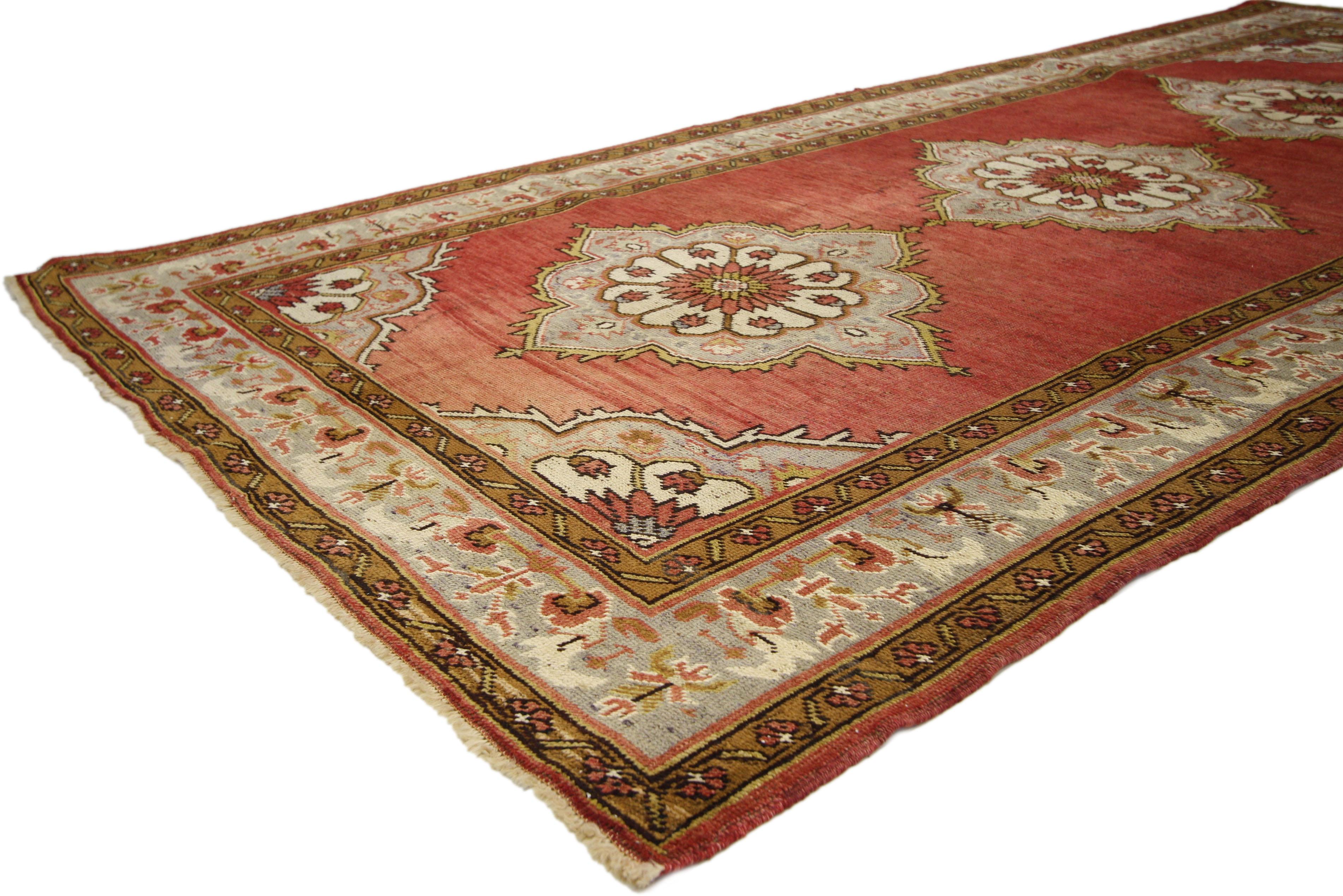 73753, vintage Turkish Oushak Gallery rug, Wide Hallway Runner with Jacobean Tudor style. Impressionnant par son style et son tissage impeccable, ce tapis turc Oushak vintage à l'élégance moderne présente trois médaillons ornés dans un champ ouvert