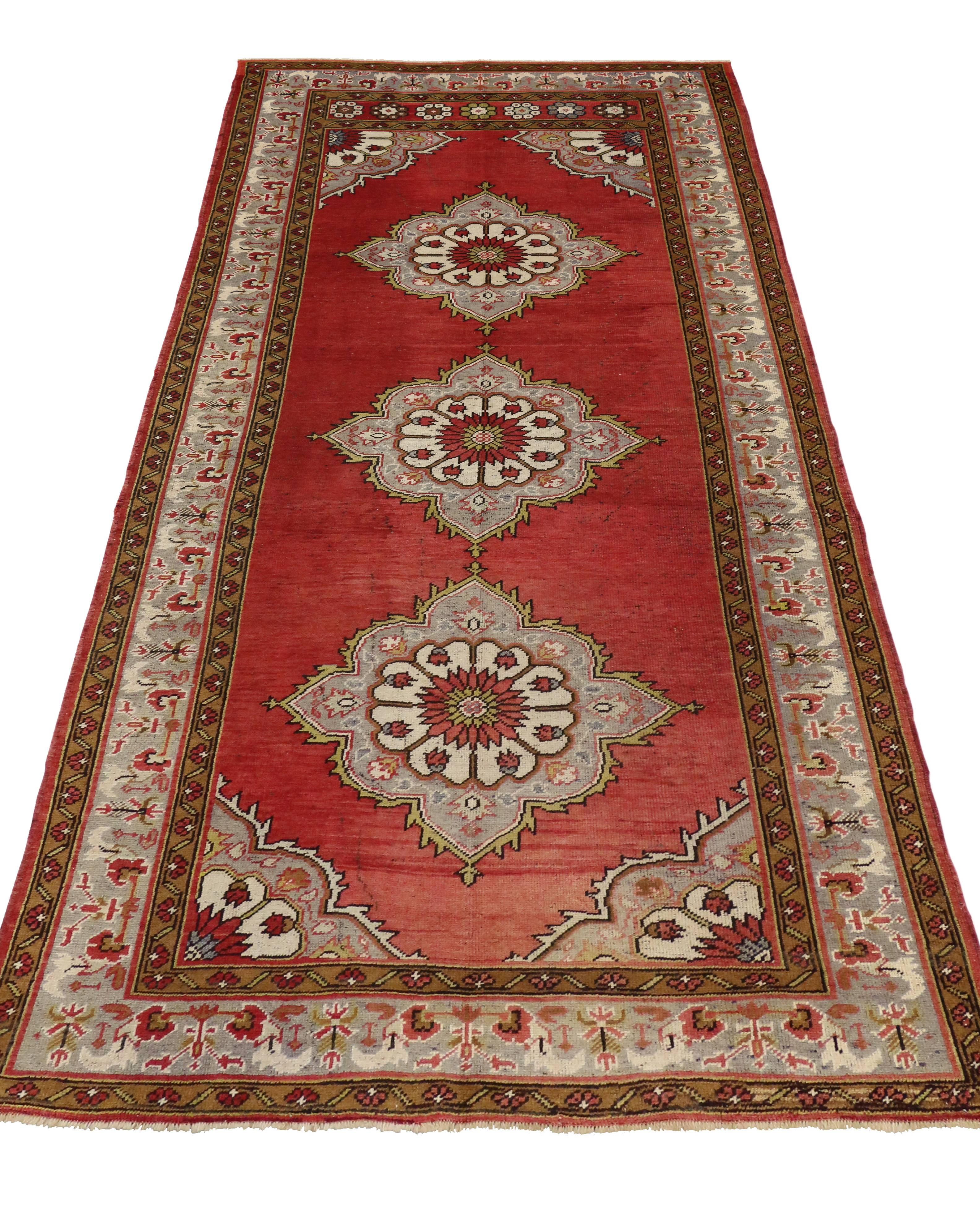 Türkischer Oushak-Teppichläufer aus den 1960er Jahren im Jacobean Tudor-Stil im Angebot 1