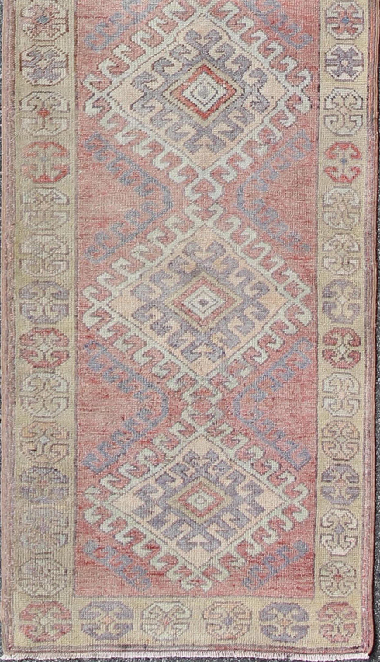 Multi-toned Medallion Oushak carpet, rug en-165756, country of origin / type: Turkey / Oushak, circa 1940

This Oushak carpet from mid-20th century Turkey features a multi-medallion design rendered in hook and latch patterns and a variety of color