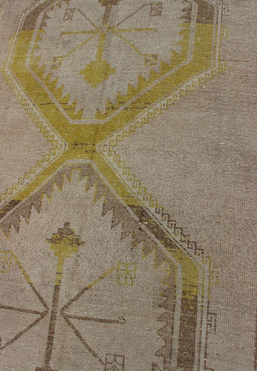 Mesures : 3'4 x 12'4 
Vintage Turc Oushak Runner avec Lemon Yellow, Sand, and Beige Tones3'4 x 12'4. Keivan Woven Arts / Tapis /TU-ALK-4896, pays d'origine / type : Turquie / Oushak, circa 1940.

Ce chemin de table Oushak turc vintage présente une