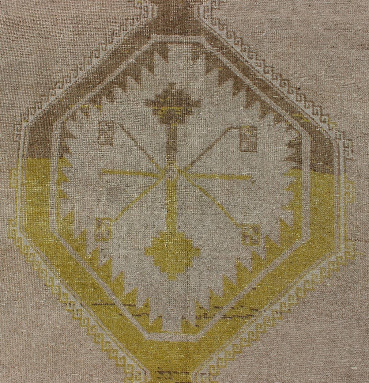 Turc Vintage Oushak Runner avec des tons jaune citron, sable et beige3'4 x 12'4 en vente
