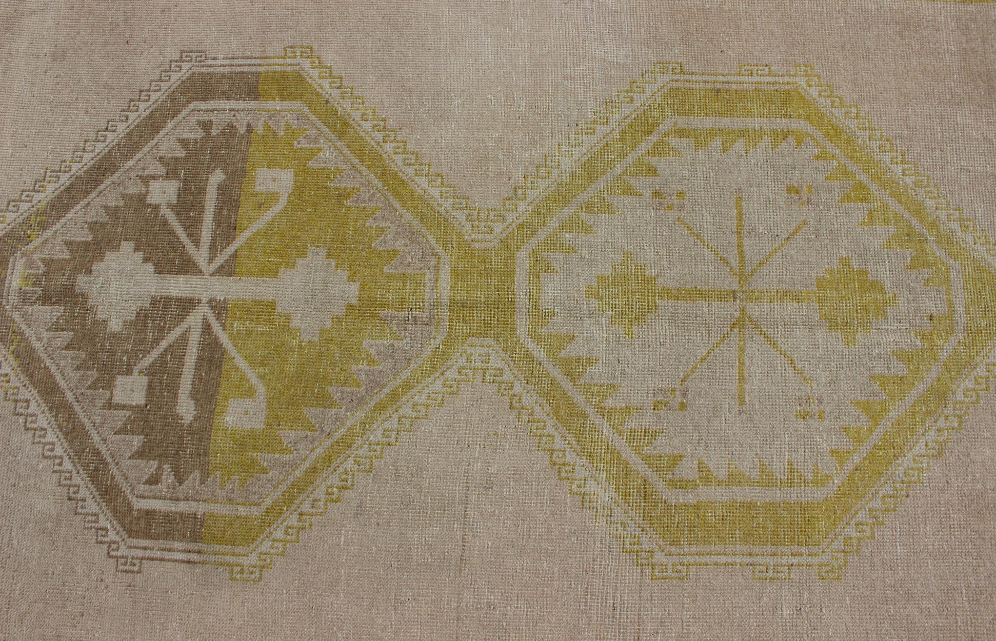 Noué à la main Vintage Oushak Runner avec des tons jaune citron, sable et beige3'4 x 12'4 en vente