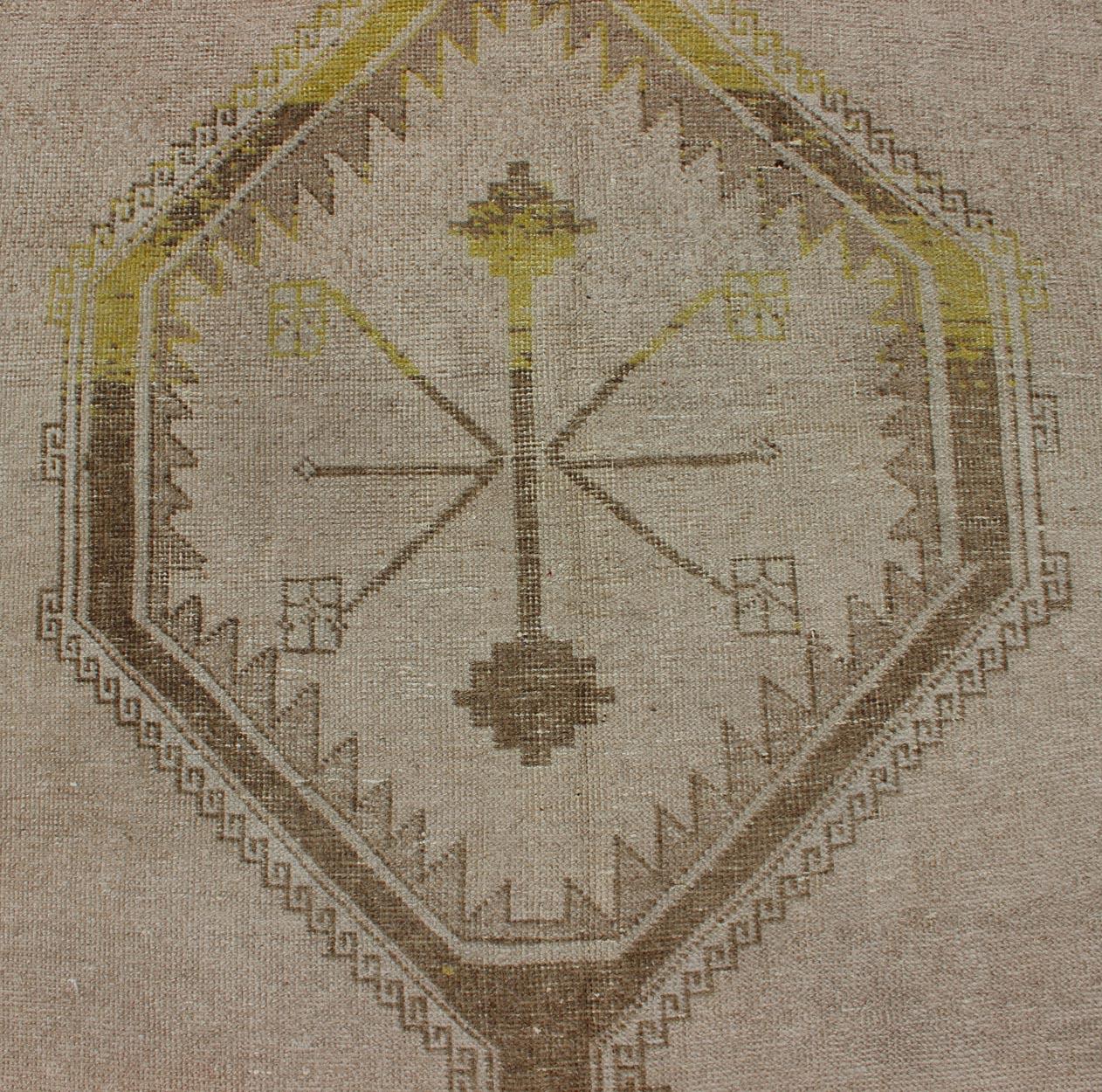 Vintage Oushak Runner avec des tons jaune citron, sable et beige3'4 x 12'4 Bon état - En vente à Atlanta, GA