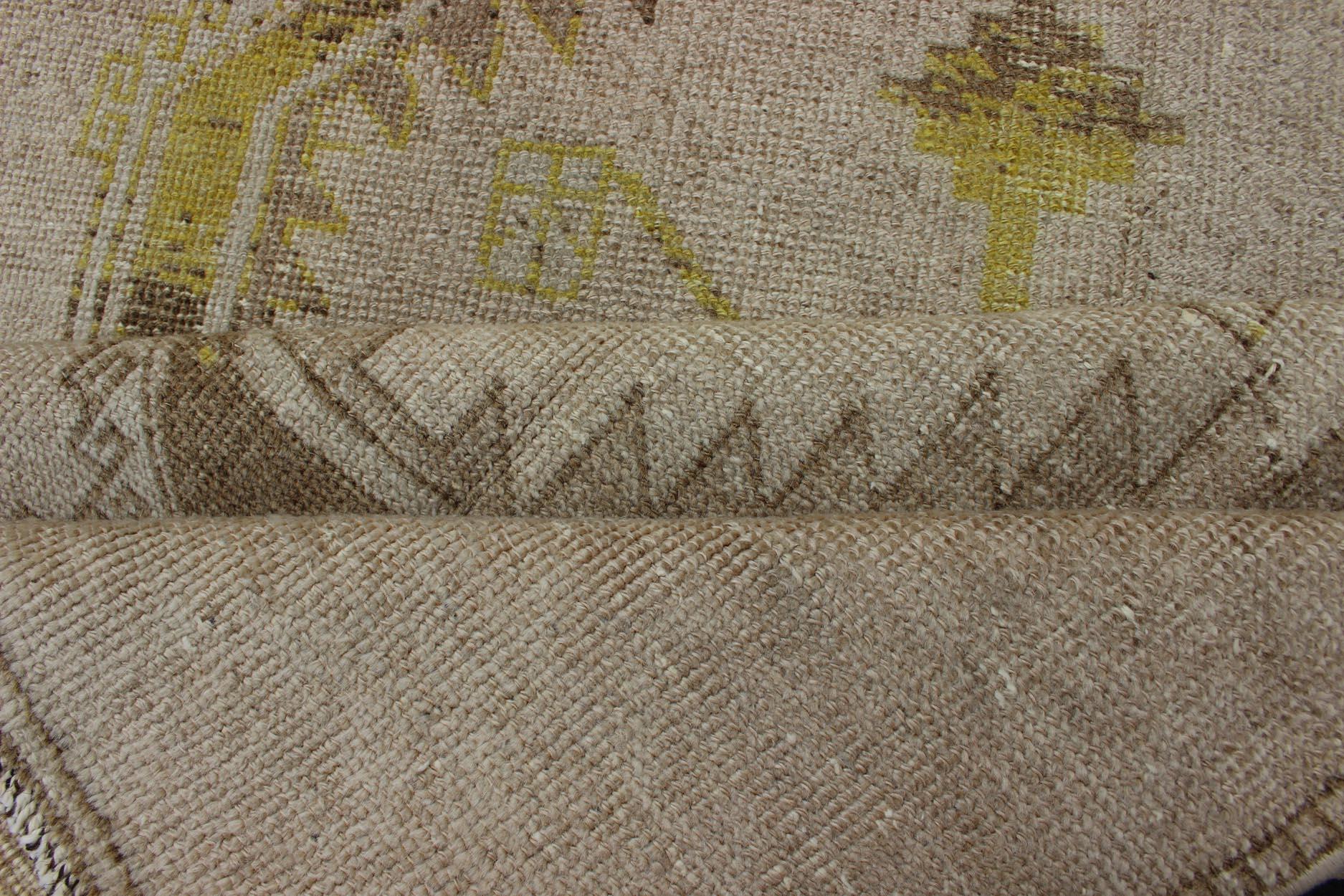 20ième siècle Vintage Oushak Runner avec des tons jaune citron, sable et beige3'4 x 12'4 en vente