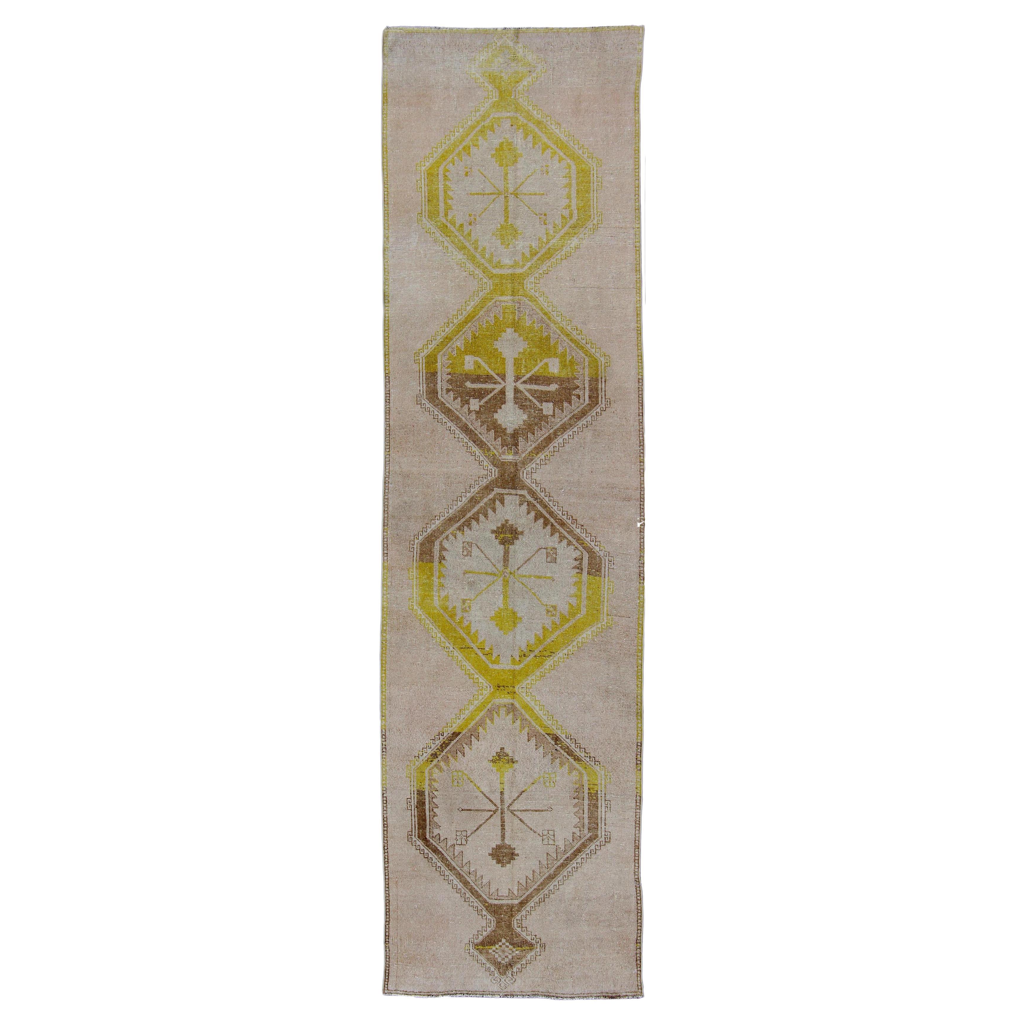 Vintage Oushak Runner avec des tons jaune citron, sable et beige3'4 x 12'4 en vente