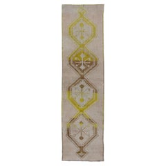 Vintage Oushak Runner avec des tons jaune citron, sable et beige3'4 x 12'4