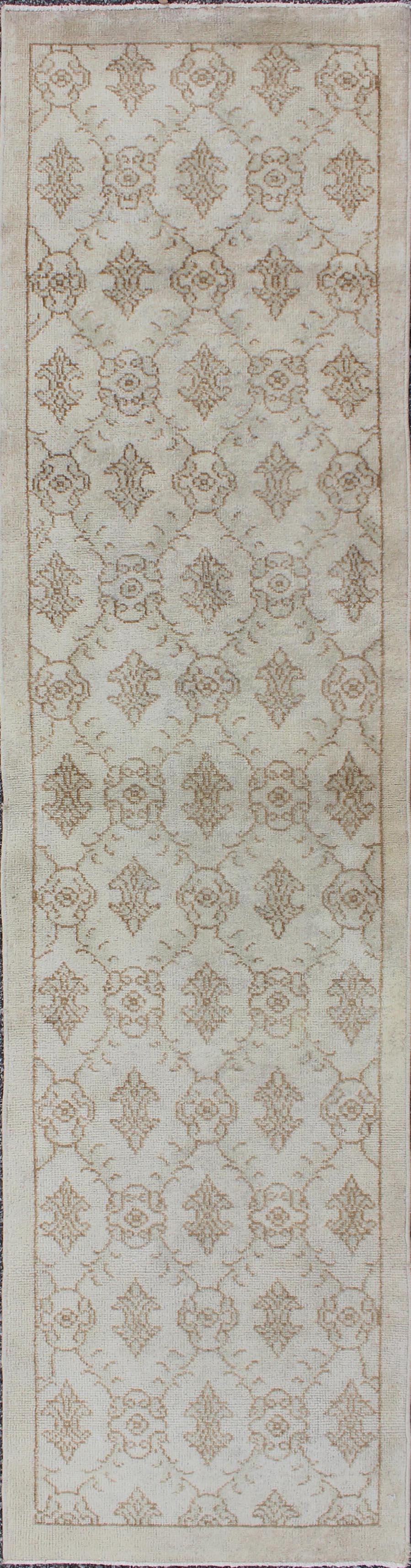 Türkischer Oushak-Läufer mit hellbraunem All-Over-Gitterdesign, Vintage im Angebot 2