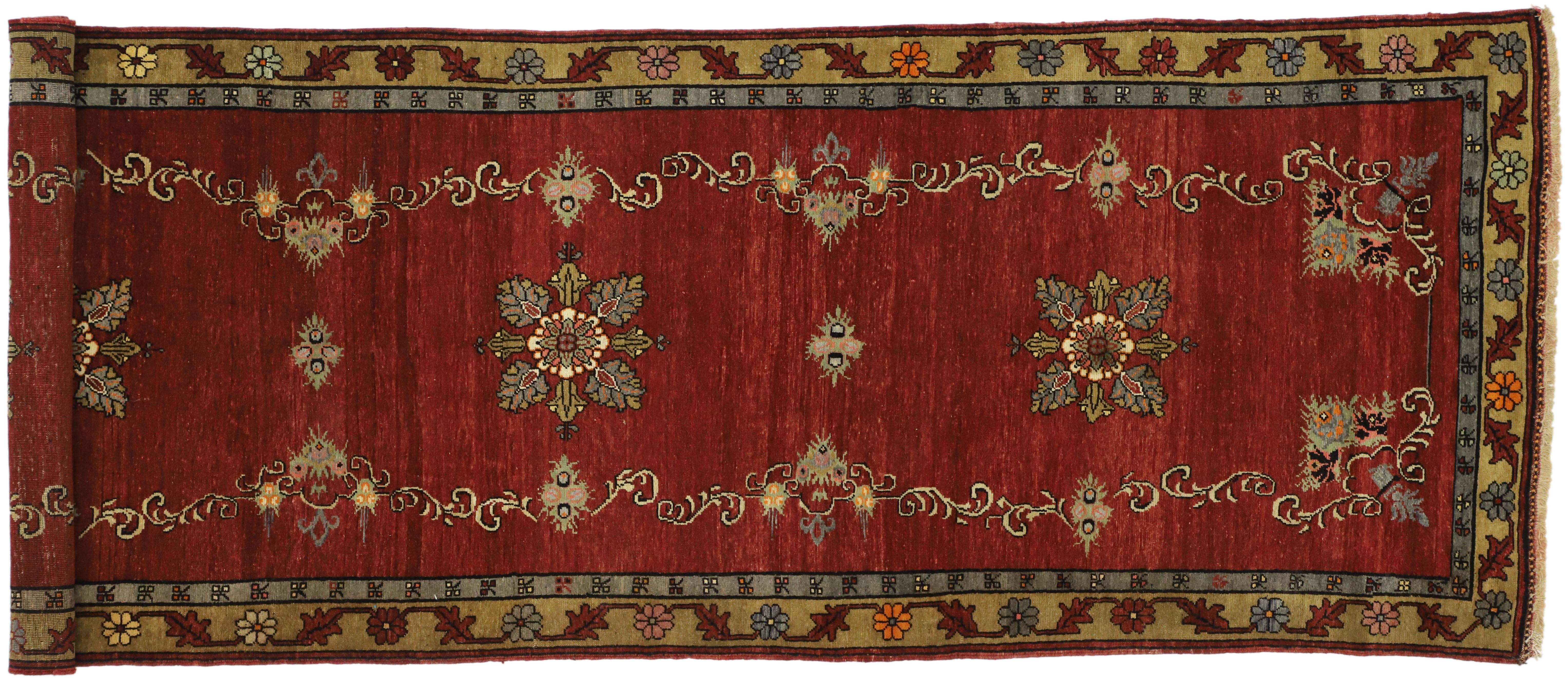 Tapis de couloir vintage turc Oushak avec maison de manoir de style Tudor en vente 5