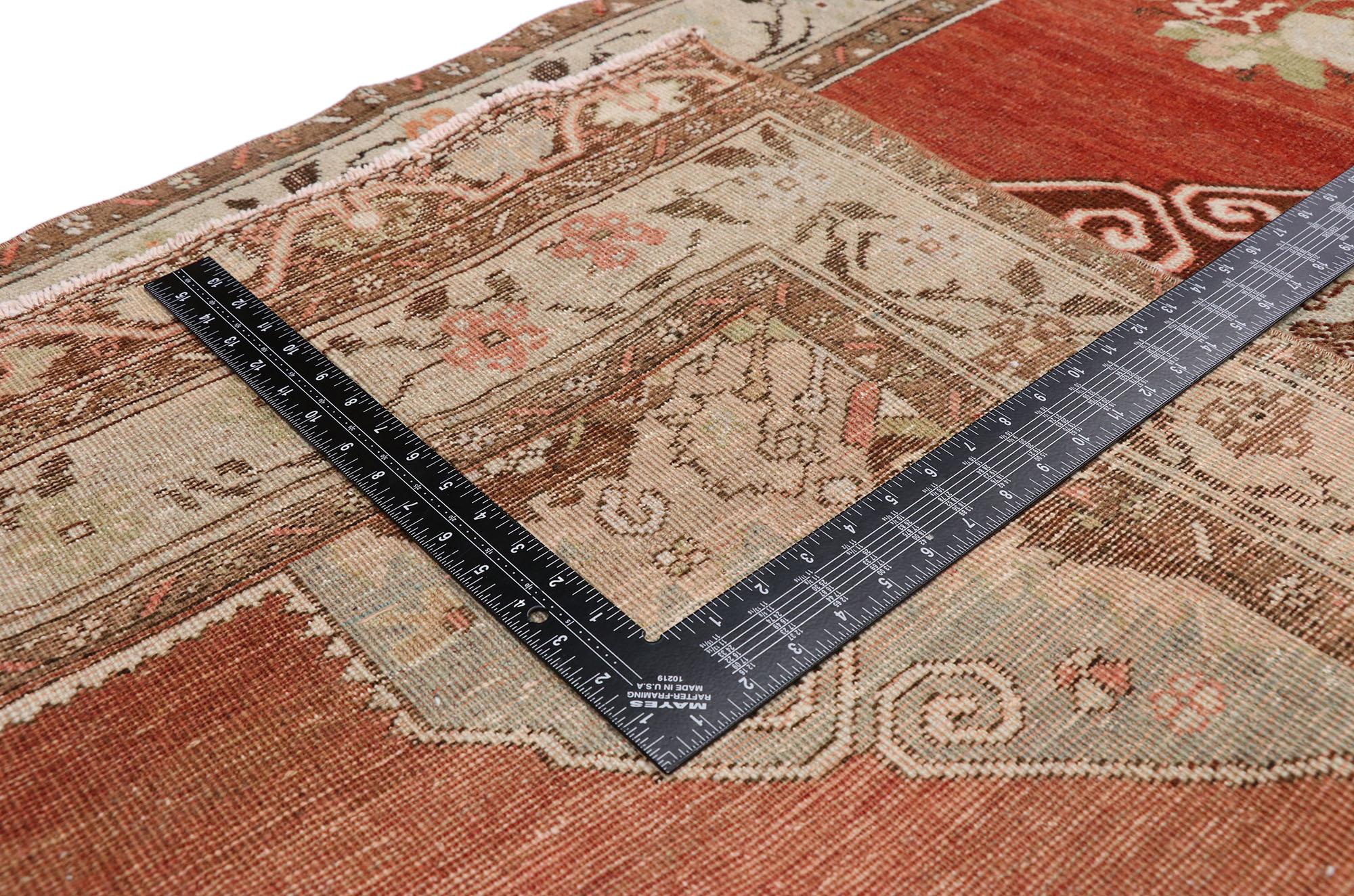 Vintage Turkish Oushak Runner avec Manor House Tudor Style Bon état - En vente à Dallas, TX