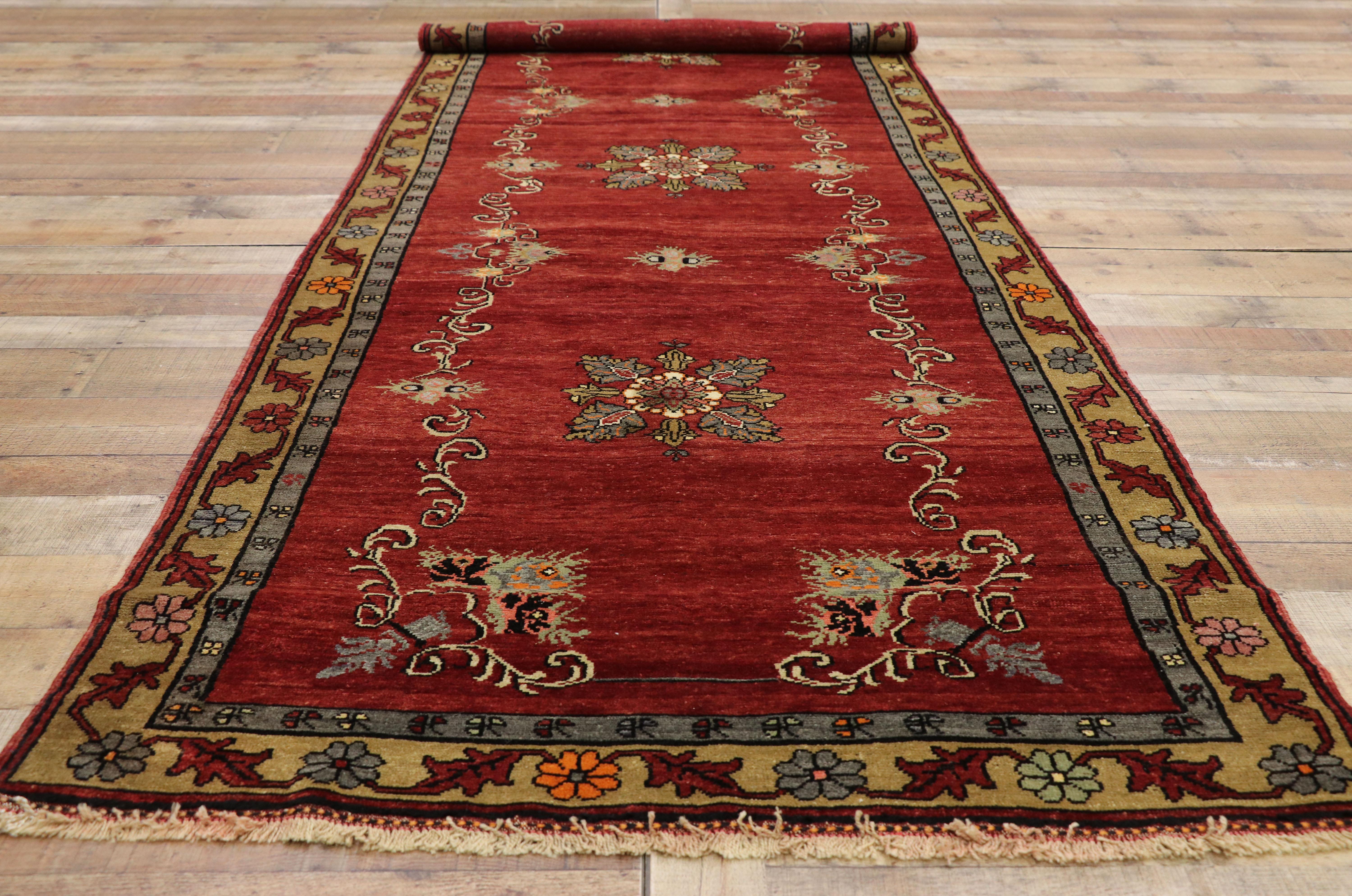 Tapis de couloir vintage turc Oushak avec maison de manoir de style Tudor en vente 1