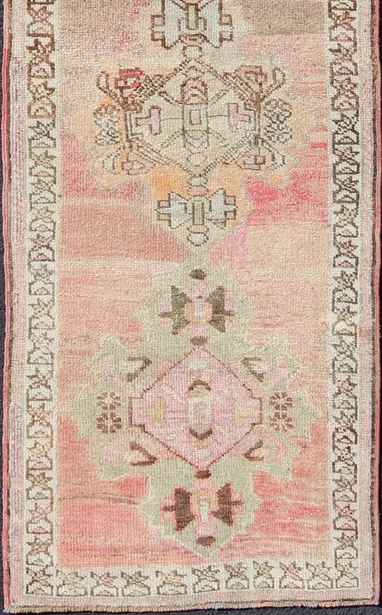 Mehrfarbiger Medaillon Oushak Teppich, Teppich tu-vey-4811, Herkunftsland / Art: Türkei / Oushak, um 1940
Dieser schmale Oushak-Läufer aus der Mitte des 20. Jahrhunderts in der Türkei zeichnet sich durch ein Multi-Medaillon-Muster aus, das in