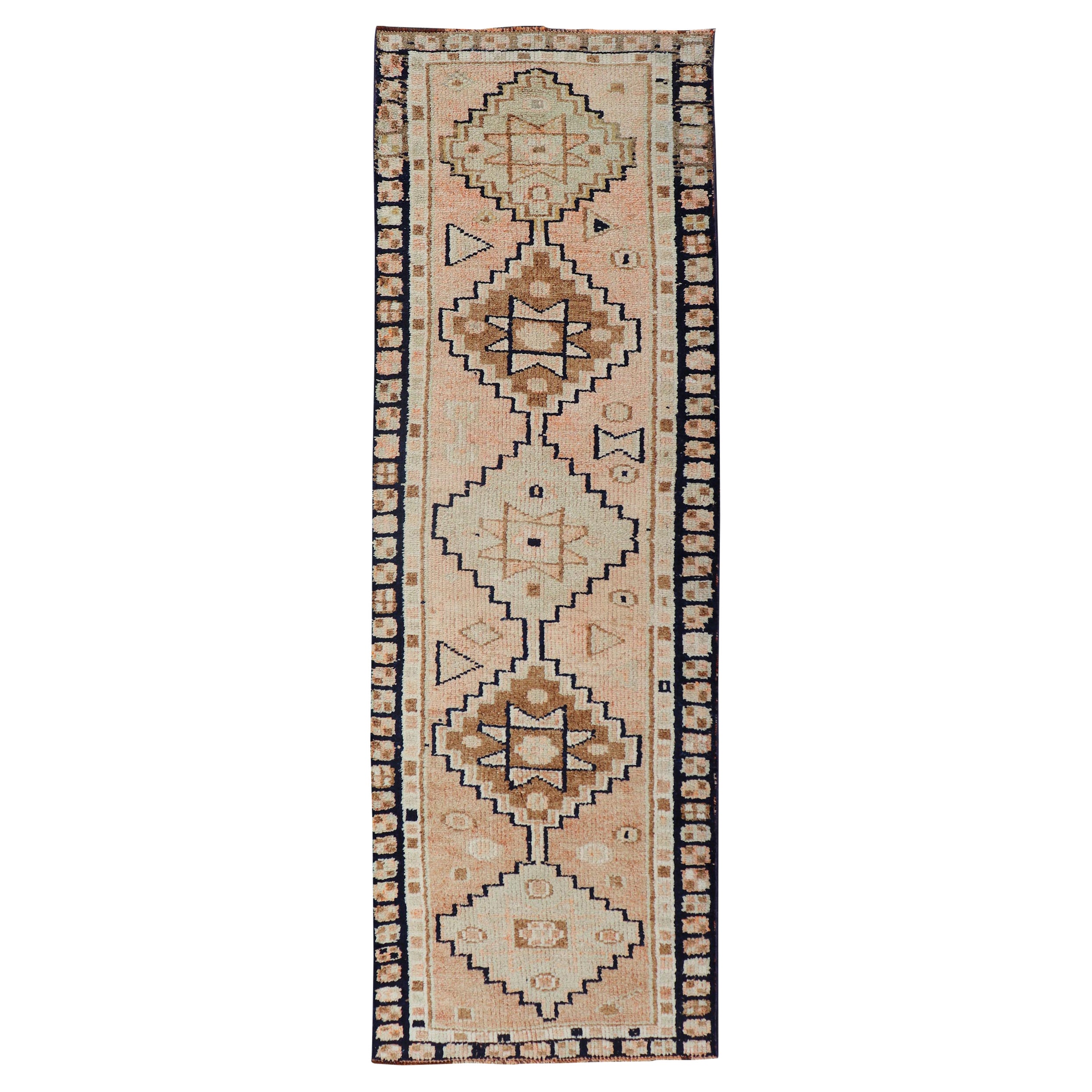 Tapis de couloir turc vintage Oushak avec motif de médaillon souligné en bleu marine