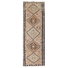 Tapis de couloir turc vintage Oushak avec motif de médaillon souligné en bleu marine