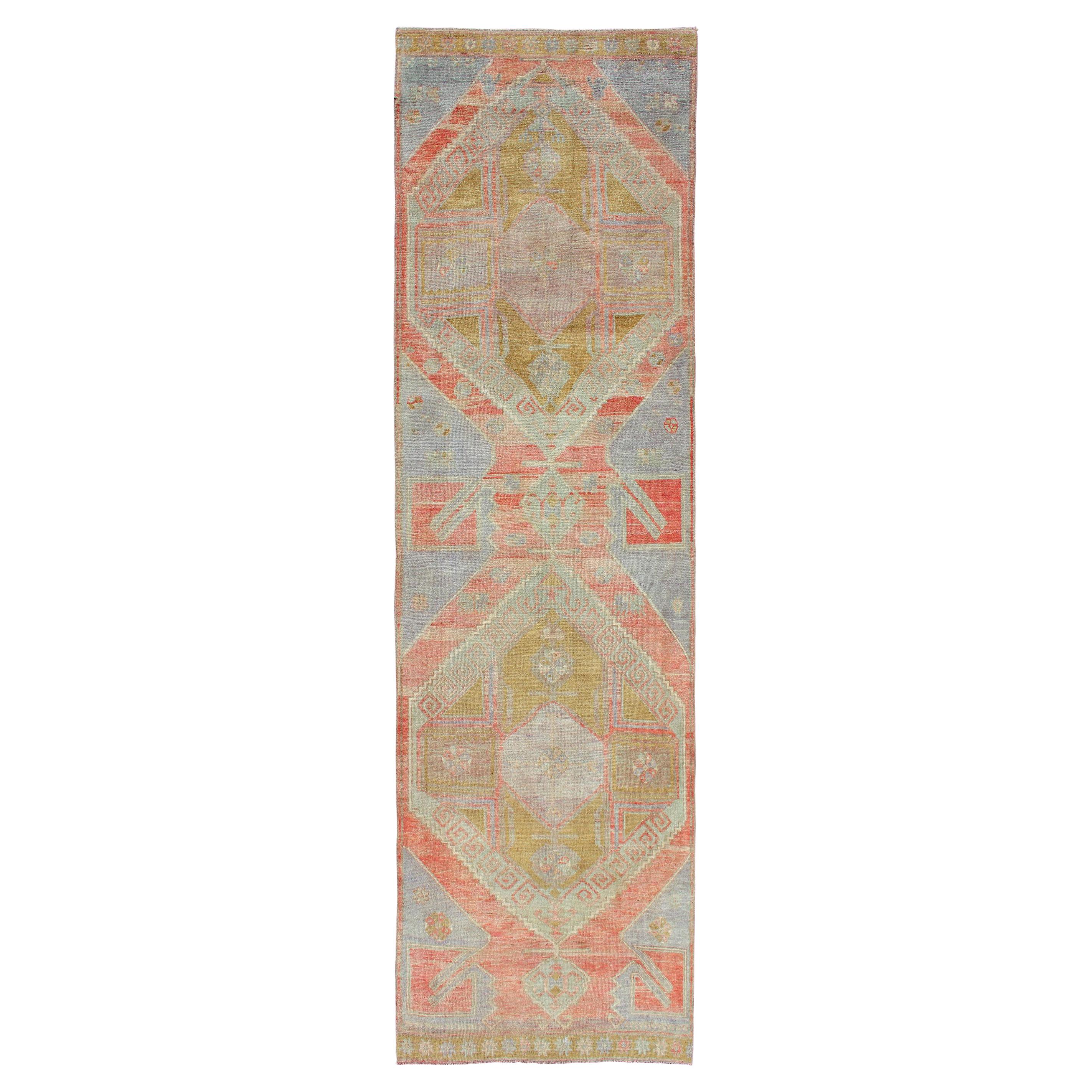 Tapis de couloir turc vintage Oushak avec médaillons en vert acide, bleu, rouge et vert