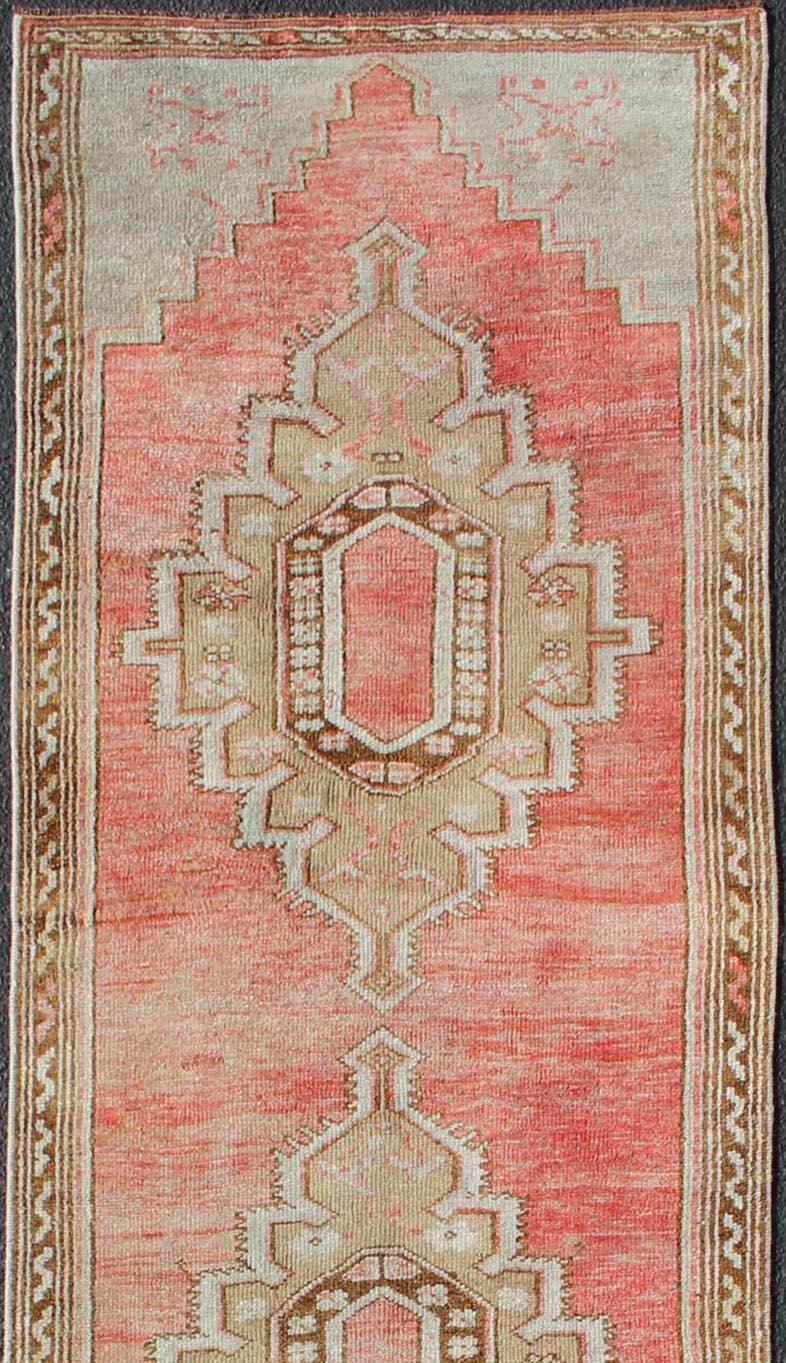Colorful and Calm medallion vintage Oushak runner from Turkey with Geometric Medallion Design, rug TU-MTU-4939 , country of origin / type: Turkey / Oushak, circa 1940

This nicely composed vintage Turkish Oushak runner features medallions