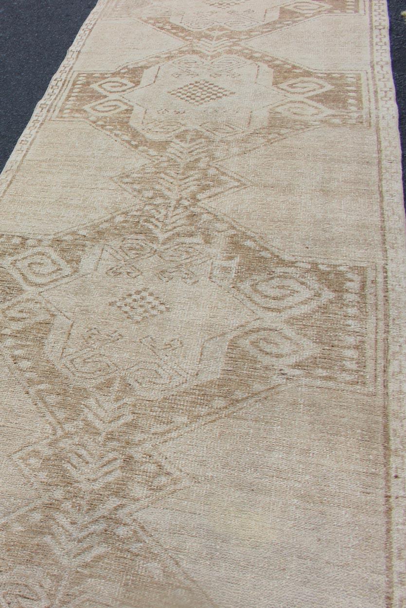 Türkischer Oushak-Läufer mit Medaillons in Taupe, Tan und Braun (20. Jahrhundert) im Angebot