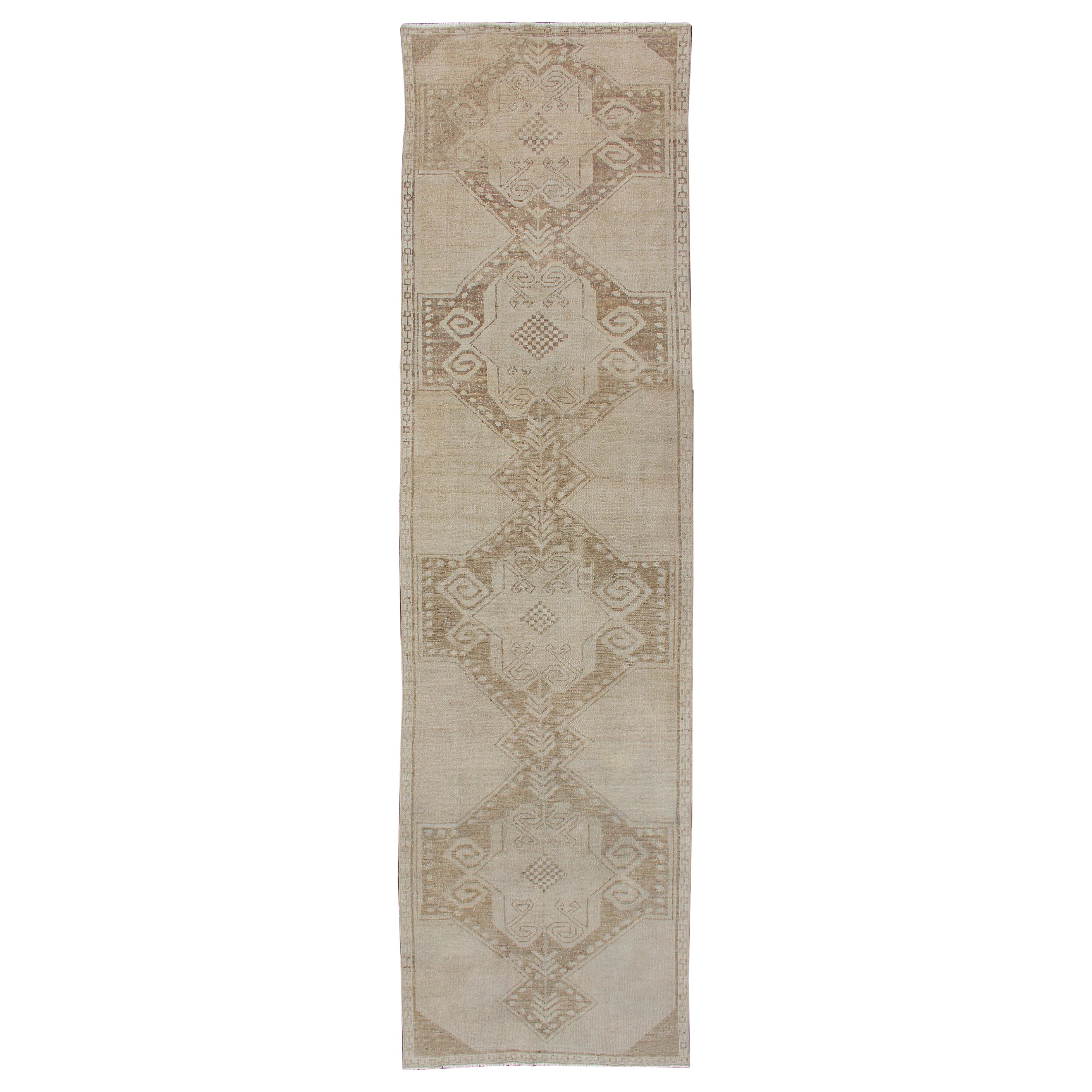Runner turco vintage in Oushak con medaglioni nei colori Taupe, Tan e Browns