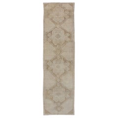 Runner turco vintage in Oushak con medaglioni nei colori Taupe, Tan e Browns