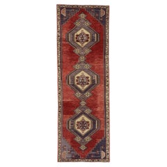 Tapis de couloir turc vintage Oushak avec style moderne du milieu du siècle dernier