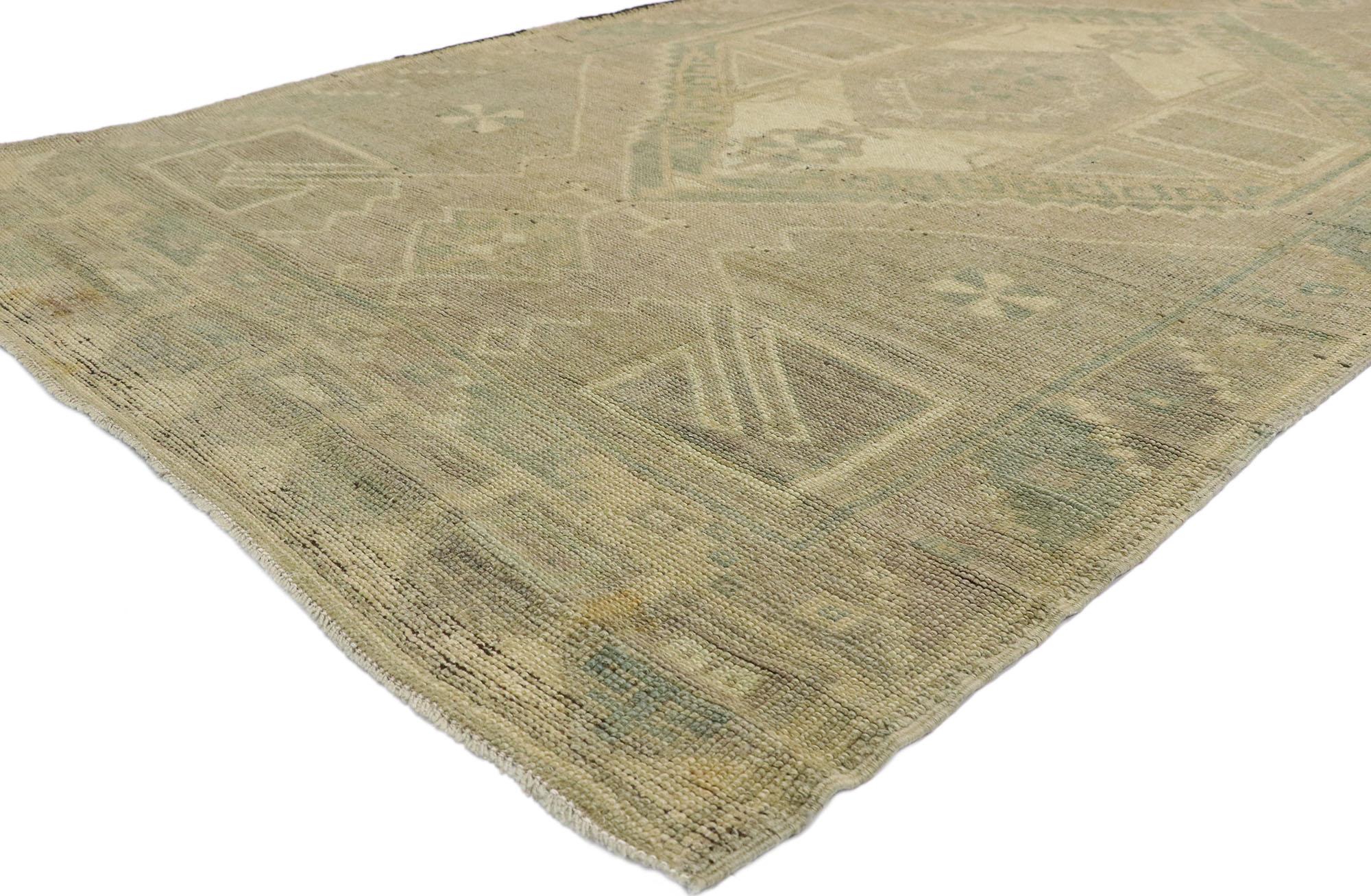 Questo semplice runner vintage in Oushak turco presenta uno stile moderno in colori caldi e neutri. I motivi geometrici turchi hanno uno stile spigoloso e sofisticato che viene esaltato dai colori tenui e neutri. Con il suo stile minimalista e la